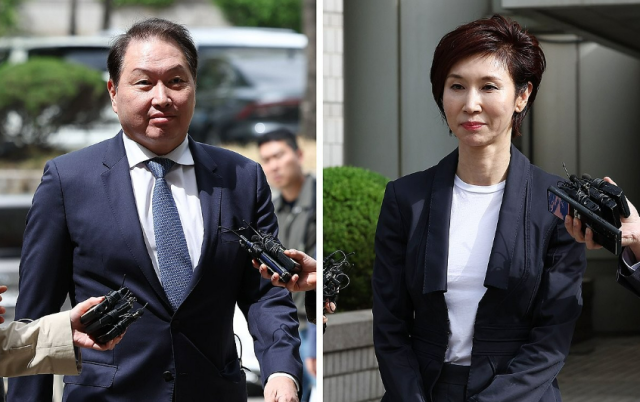 최태원 SK그룹 회장왼쪽과 노소영 아트센터나비 관장의 이혼 소송 2심에서 서울고법은 지난 5월 30일 최 회장이 노 관장에게 1조3808억원의 재산을 분할해주고 20억원의 위자료를 지급하라고 판결했다 사진연합뉴스