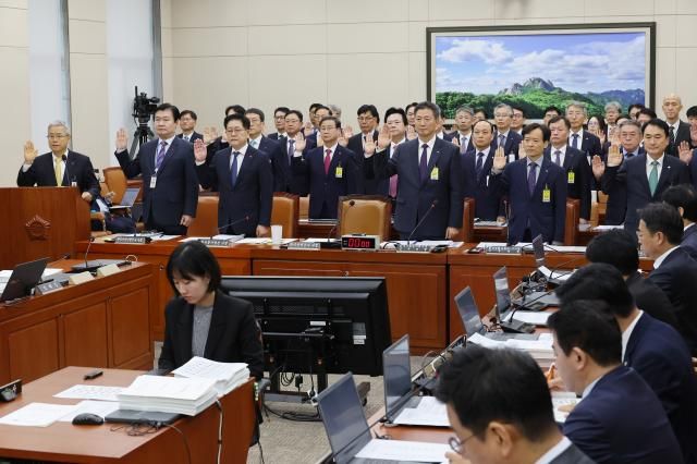 김동철 한국전력공사 사장 등이 23일 서울 여의도 국회에서 열린 기후에너지환경노동위원회 국정감사에서 선서하고 있다 사진연합뉴스