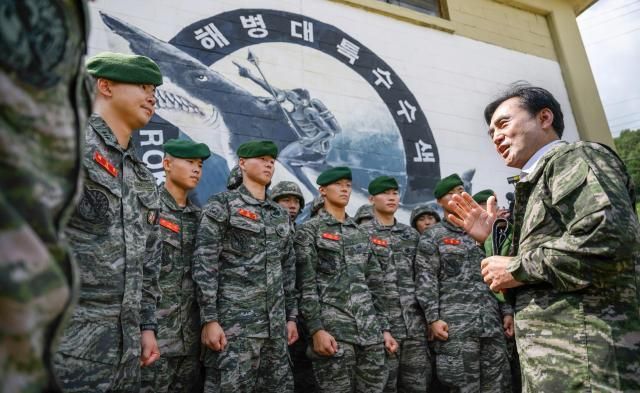 안규백 국방부 장관이 지난 8월 27일 해병대 특수수색대대 장병들과 대화하고 있다 사진국방부 