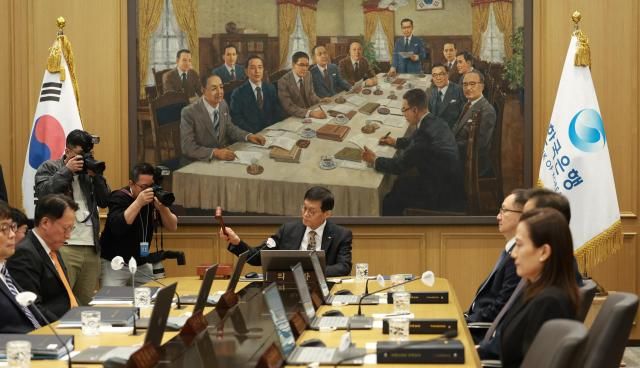 이창용 한국은행 총재가 금융통화위원회의를 주재하는 모습 사진한국은행