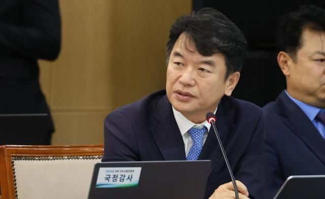 지난 21일 대전 국가철도공단 본사에서 열린 국회 국토교통위원회의 한국철도공사코레일·국가철도공단·에스알SR에 대한 국정감사에서 문진석 더불어민주당 의원이 질의하고 있다 사진연합뉴스