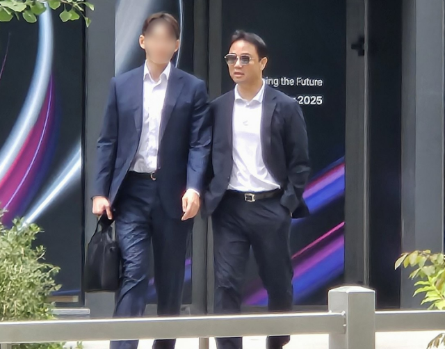 김건희 여사 오빠인 김진우씨가 지난 7월 31일 김 여사 관련 의혹들을 수사하는 민중기 특별검사팀 사무실이 위치한 서울 종로구 KT광화문빌딩에서 나오고 있다 사진연합뉴스