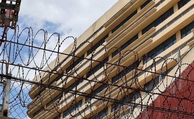  캄보디아 프놈펜 인근 범죄단지로 알려진 망고단지 외벽에 철조망이 깔려있다 사진연합뉴스