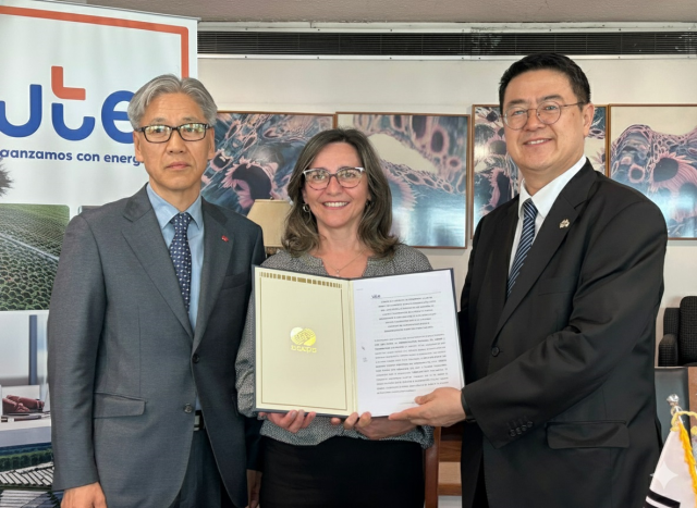 한전KPS는 우루과이 전력청과 티그레 발전소 OM사업 연장계약을 체결했다 사진 왼쪽부터 이용범 한전KPS 우루과이지사장 안드리아 가브레라 우루과이 전력청 CEO 노원일 주우루과이 대한민국 대사 사진한전KPS