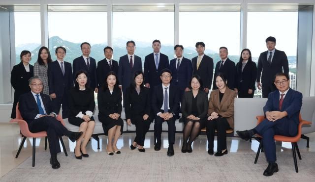 앞줄 왼쪽부터 반시계 방향으로 최병일 고문 권소담 변호사 최다미 변호사 김소담 변호사 황호성 센터장전문위원 김지이나 변호사 김보찬 외국변호사 이경근 고문 김종윤 전문위원 정경화 변호사 설재영 변호사 유재규 변호사 이종현 전문위원 제레미 에버렛 외국회계사 설광윤 변호사 오창현 고문 임대승 전문위원 주성준 변호사 조민경 외국변호사 박윤정 외국변호사 사진법무법인 태평양