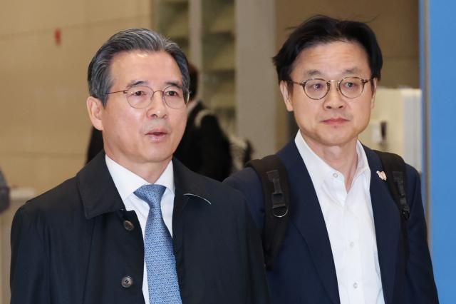 김용범 대통령실 정책실장(왼쪽)과 김정관 산업통상부 장관이 한미 관세협상 추가 논의를 마치고 24일 인천국제공항을 통해 귀국하고 있다.[사진=연합뉴스]
