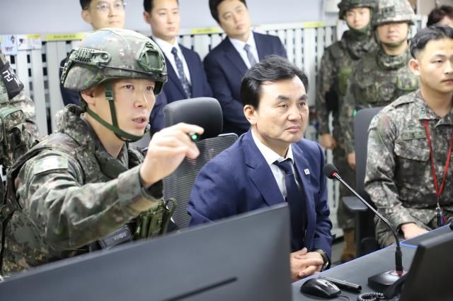 안규백 국방부 장관이 지난 15일 22사단 GOP대대의 중대 관측소를 방문해 작전현황을 점검하고 있다 20251015 사진국방부 
