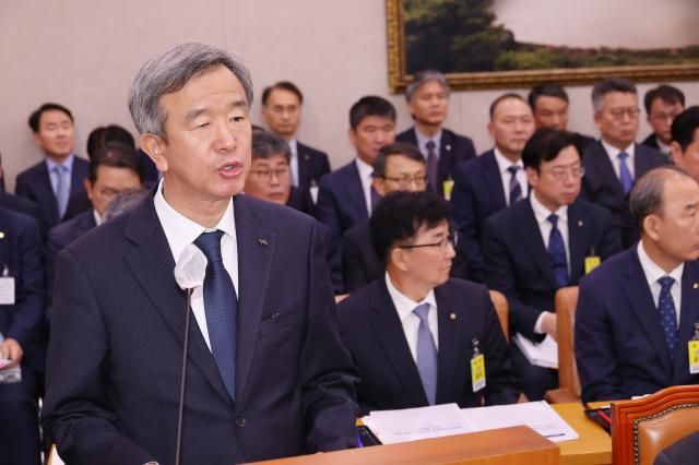 정기환 한국마사회장이 24일 서울 여의도 국회 농림축산식품해양수산위원회에서 열린 국정감사에서 인사말하고 있다사진연합뉴스
