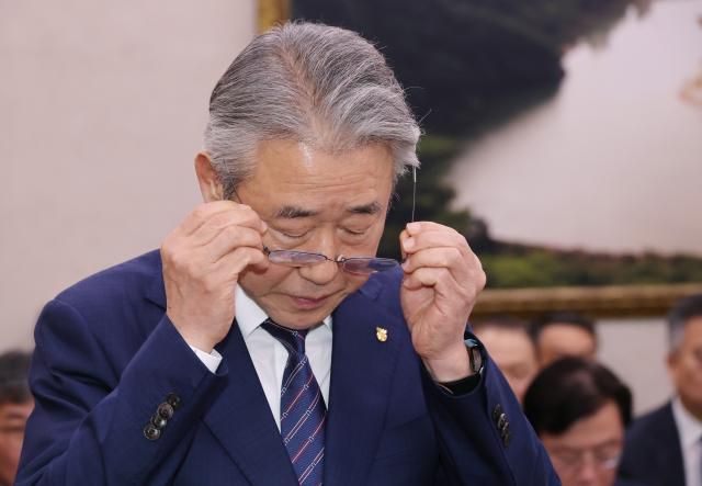 강호동 농업협동조합중앙회 회장이 24일 서울 여의도 국회 농림축산식품해양수산위원회에서 열린 국정감사에서 안경을 쓰고 있다사진연합뉴스