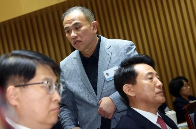 서울시청 국감장에서 마주친 오세훈 시장과 명태균사진연합뉴스