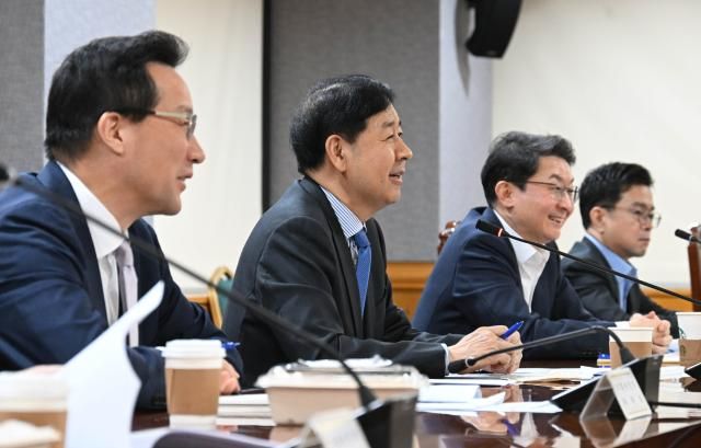 구윤철 부총리 겸 기획재정부 장관왼쪽에서 두번째이 24일 서울 중구 은행연합회에서 열린 시장상황점검회의를 주재하고 있다사진기획재정부