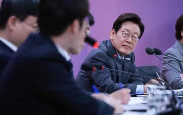 이재명 대통령이 24일 대구 엑스코에서 열린 대구의 마음을 듣다 타운홀미팅에서 하정우 인공지능AI미래기획수석의 발언을 듣고 있다사진연합뉴스