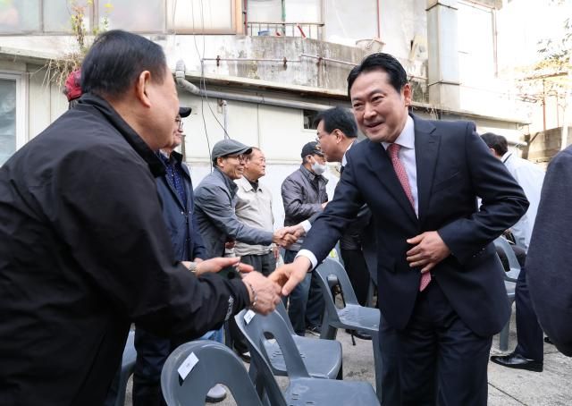 장동혁 국민의힘 대표가 24일 서울 노원구 상계5 재정비촉진구역에서 열린 국민의힘-서울특별시 부동산 대책 현장 회의에서 참석자들과 악수하고 있다 사진연합뉴스