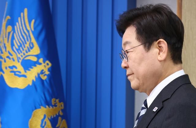 이재명 대통령이 23일 서울 용산 대통령실에서 열린 수석보좌관회의에 참석하고 있다 사진연합뉴스