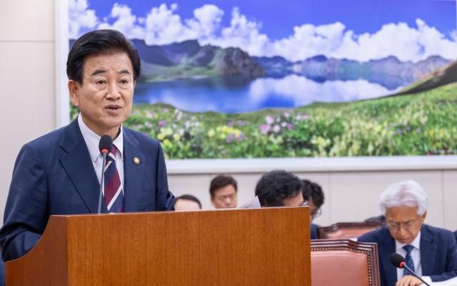 정동영 통일부 장관이 지난 14일 국회 외교통일위원회에서 열린 통일부에 대한 2025년 국정감사에 출석해 기관 보고를 하고 있다 20251014 사진연합뉴스 