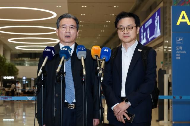 김용범 대통령실 정책실장왼쪽과 김정관 산업통상부 장관이 한미 관세협상 추가 논의를 마치고 24일 인천국제공항을 통해 귀국한 뒤 취재진의 질문에 답하고 있다연합뉴스