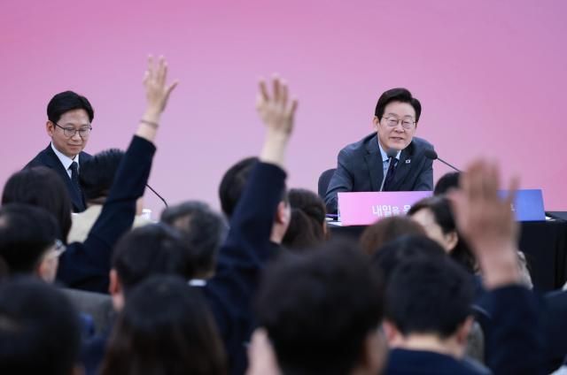 이재명 대통령이 24일 대구 엑스코에서 열린 대구의 마음을 듣다 타운홀미팅에서 참석자 질문을 받고 있다 사진연합뉴스