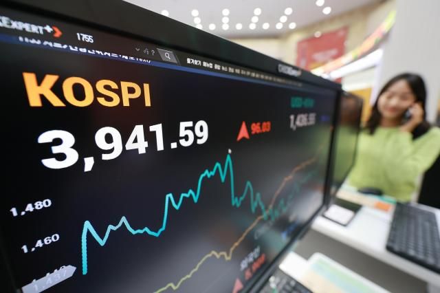 지난 24일 서울 여의도 한국거래소 홍보관에 코스피 종가가 표시돼 있다 사진연합뉴스