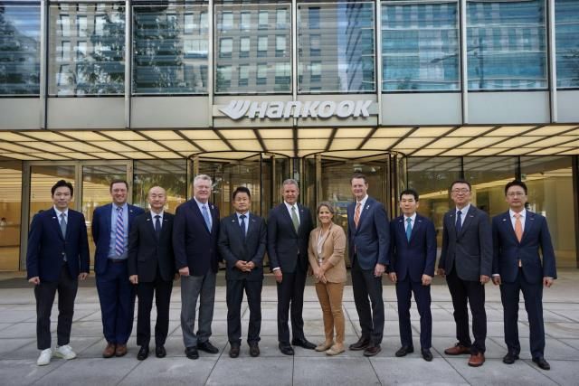 빌 리 미국 테네시 주지사중앙 이수일 한국앤컴퍼니그룹 부회장 겸 한온시스템 대표중앙 좌측 박종호 한국앤컴퍼니 대표이사 김준현 한국앤컴퍼니 경영총괄 안종선·이상훈 한국타이어 공동대표 등이 24일 오전 간담회에 앞서 경기도 판교 본사 테크노플렉스 앞에서 기념촬영을 하고 있다 사진한국앤컴퍼니