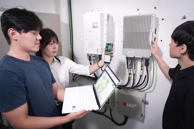 LG유플러스가 금오공대 삼지전자와 손잡고 실제 상용망에서 오픈랜Open RAN의 완성도를 검증하기 위한 오픈랜 실증단지를 확대 구축한다 사진은 LG유플러스 임직원과 금오공대 학생들이 구축된 오픈랜 장비를 실증하는 모습 사진LG유플러스