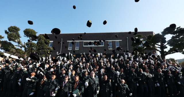 베레모 던지는 신임 특전부사관들 사진연합뉴스