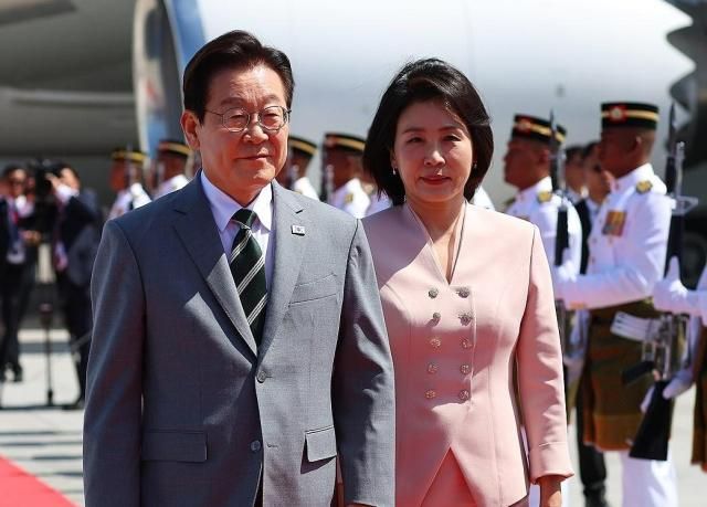 아세안 정상회의 참석차 말레이시아를 방문한 이재명 대통령과 김혜경 여사가 26일 쿠알라룸푸르 국제공항에서 차량으로 이동하고 있다 사진연합뉴스