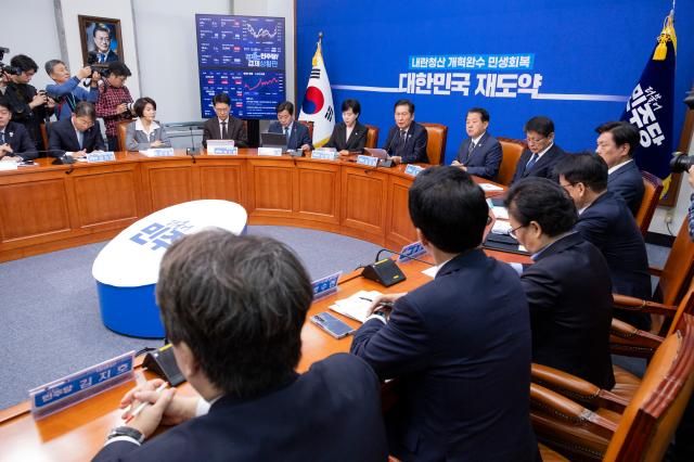 더불어민주당 정청래 대표를 비롯한 최고위원들이 20일 국회에서 열린 최고위원회의에서 발언하고 있다사진연합뉴스