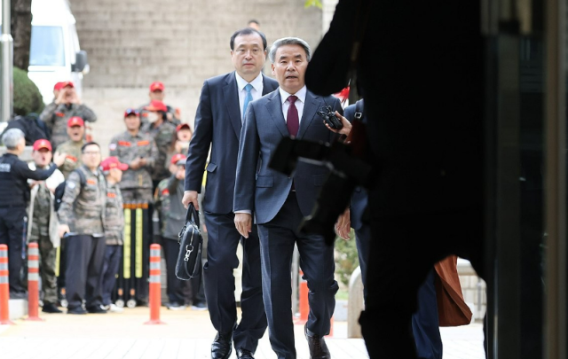 채상병 순직 및 수사 외압·은폐 의혹의 핵심 피의자인 이종섭 전 국방부 장관이 지난 23일 구속 전 피의자심문을 위해 서초동 서울중앙지법으로 들어가고 있다 해병대 복장을 한 시민들이 이 전 장관 구속 수사를 촉구하고 있다 사진연합뉴스