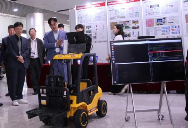 24일 LG전자가 Future 2030 서밋에서 P5G 통신 기술을 활용해 스마트팩토리에서 활용하는 무인 지게차 로봇 제어 시연을 진행하고 있다 사진LG전자