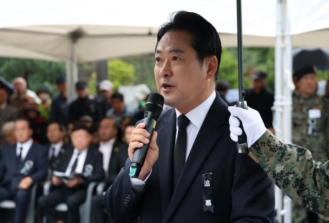 26일 서울 동작구 국립서울현충원 고 박정희 전 대통령 묘역에서 열린 박 전 대통령 서거 46주기 추모식에서 장동혁 국민의힘 대표가 추모사를 하고 있다 사진연합뉴스