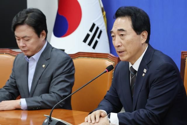 더불어민주당 박수현 수석대변인이 26일 서울 여의도 국회에서 부동산 대책 등 현안 관련 기자간담회를 하고 있다사진연합뉴스