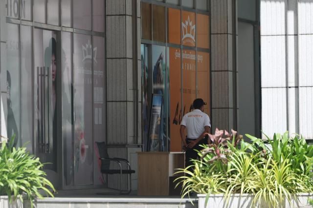 캄보디아에서 한국인 납치ㆍ감금 등 조직범죄피해가 잇따라 발생하면서 정부가 범죄조직을 대상으로 금융 제재를 검토하고 있는 가운데 19일 프놈펜 프린스그룹 본사에 경비직원이 근무하고 있다 사진연합뉴스