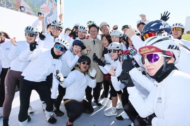 김민석 국무총리가 27일 서울 영등포구 여의도 한강공원 물빛무대에서 열린 자전거 신新조선통신사 행사에서 대원들과 기념 촬영하고 있다 사진연합뉴스