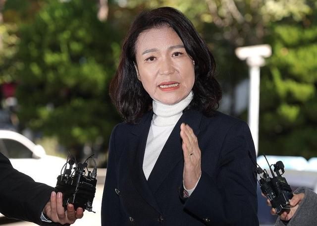 공직선거법 위반 등 혐의를 받는 이진숙 전 방송통신위원장이 27일 서울 영등포경찰서에 조사를 받기 위해 출석하고 있다 사진연합뉴스