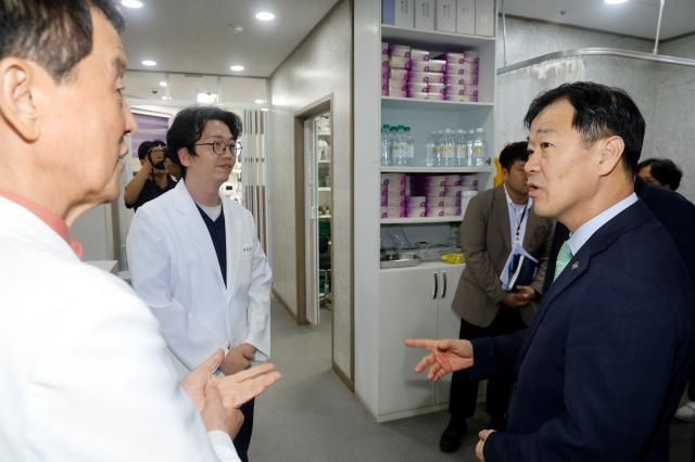 이형훈 보건복지부 제2차관이 1일 충남 청양군 보건의료원을 방문 장기요양 재택의료센터 설치·운영현황을 점검하고 있다 202591 사진보건복지부 