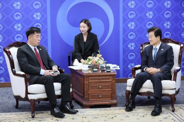 정동영 통일부 장관이 27일 서울 종로구 정부서울청사에서 부호 주한 베트남 대사를 접견하고 있다 사진연합뉴스