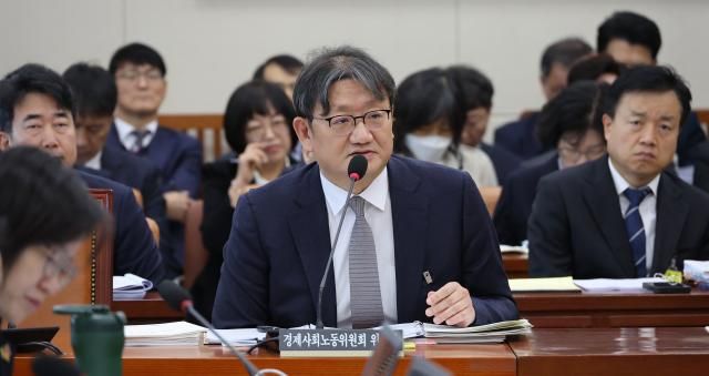 권기섭 경제사회노동위원회 위원장이 27일 서울 여의도 국회 기후에너지환경노동위원회에서 열린 중앙노동위원회와 최저임금위원회 등에 대한 국정감사에서 답변하고 있다 사진연합뉴스