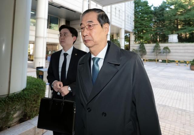 내란 우두머리 방조 혐의를 받는 한덕수 전 국무총리가 27일 서초구 서울중앙지방법원에서 열린 내란 우두머리 방조 및 위증 등 혐의 사건 재판에 출석하고 있다 사진연합뉴스