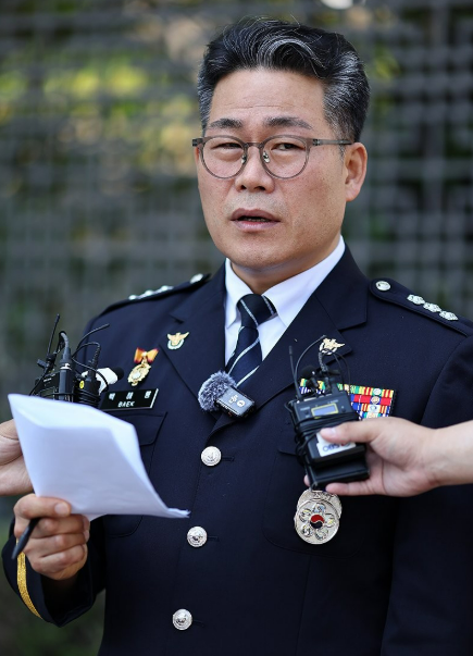 백해룡 전 영등포경찰서 형사과장(경정)이 지난 6월 12일 서울 서초구 대검찰청 앞에서 인천세관 마약 밀수 연루 의혹 관련 합동수사팀 출범에 대해 입장을 밝히고 있다. [사진=연합뉴스]