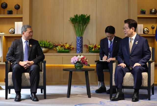 이재명 대통령과 훈 마네트 캄보디아 총리가 27일 말레이시아 쿠알라룸푸르 한 호텔에서 정상회담을 하고 있다사진연합뉴스