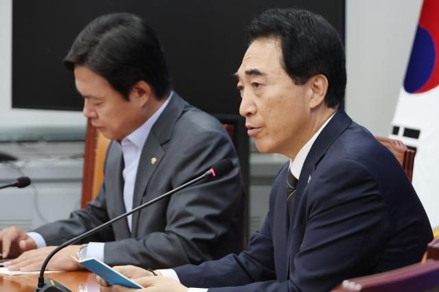 박수현 수석대변인이 26일 서울 여의도 국회에서 부동산 대책 등 현안 관련 기자간담회를 하고 있다 사진연합뉴스