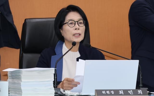 지난 24일 대전 한국전자통신연구원ETRI에서 열린 과학기술정보방송통신위원회 국정감사에서 최민희 위원장이 개회를 선언하고 있다 사진연합뉴스