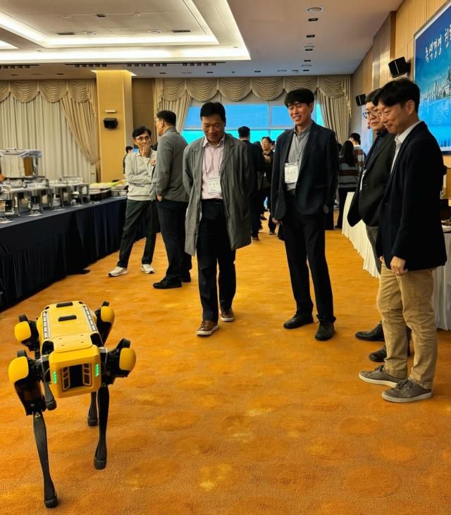 현대제철 임직원들이 보스턴다이나믹스의 4족 보행로봇 스팟SPOT 시연을 보고 있다 사진현대제철