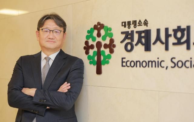 캡션에 주요 멘트 한 줄 부탁드립니다 권기섭 경제사회노동위원회 위원장 인터뷰사진유대길 기자 dbeorlf123ajunewscom