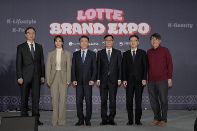 롯데 브랜드 엑스포 인 중앙유럽 행사에서 관계자들이 기념사진을 찍고 있다 왼쪽부터 추광호&nbsp;한경협중기센터 센터장 소녀시대 유리 김재겸 롯데홈쇼핑 대표 함상욱 주오스트리아 한국대사 김현철 코트라 유럽지역본부장 임진홍 주오스트리아 한국문화원장사진롯데홈쇼핑