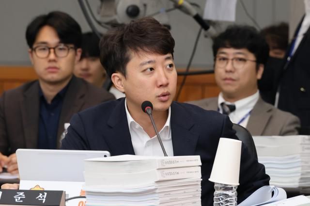 24일 대전 한국전자통신연구원ETRI에서 열린 과학기술정보방송통신위원회 국정감사에서 개혁신당 이준석 의원이 질의하고 있다사진연합뉴스