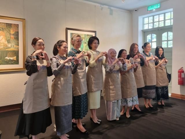 김혜경 여사가 27일 말레이시아의 역사·문화 유적지인 스리 느가라에서 열린 아세안 정상회의 배우자 행사에 참석하고 있다사진연합뉴스