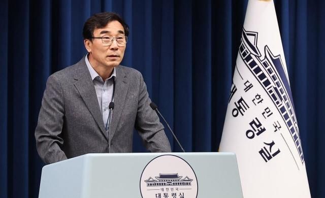 전성환 경청통합수석비서관이 22일 용산 대통령실에서 공공갈등조정비서관 등 채용 관련 브리핑을 하고 있다사진대통령실