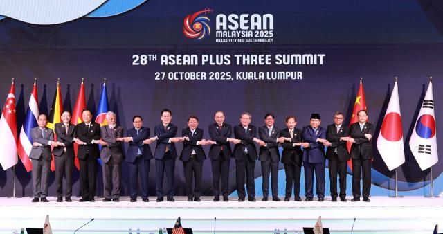 이재명 대통령왼쪽 여섯번째이 27일 말레이시아 쿠알라룸푸르 컨벤션센터에서 열린 아세안+3 정상회의에서 모테기 도시미쓰 일본 외무상왼쪽 일곱번째 의장국인 말레이시아의 안와르 이브라힘 총리왼쪽 여덟번째 등과 기념촬영을 하고 있다사진연합뉴스