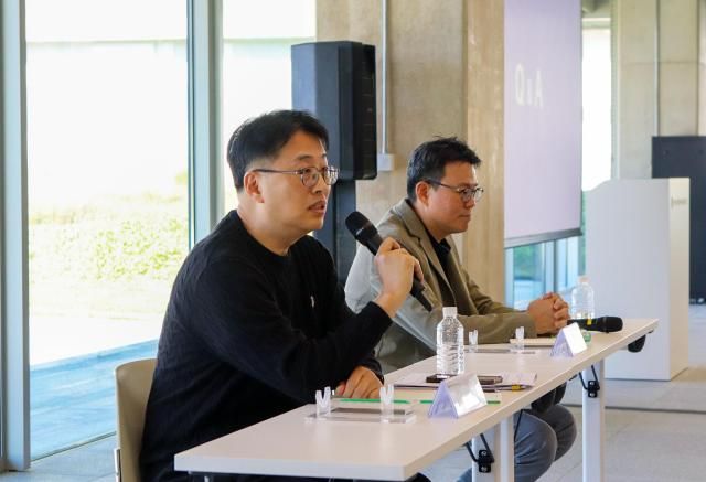 이상준 네이버클라우드 최고운용책임자CIO오른쪽와 지난 27일 네이버의 제2데이터센터 각 세종에서 열린 테크밋업에서 기자들의 질의에 답변하고 있다 사진네이버클라우드